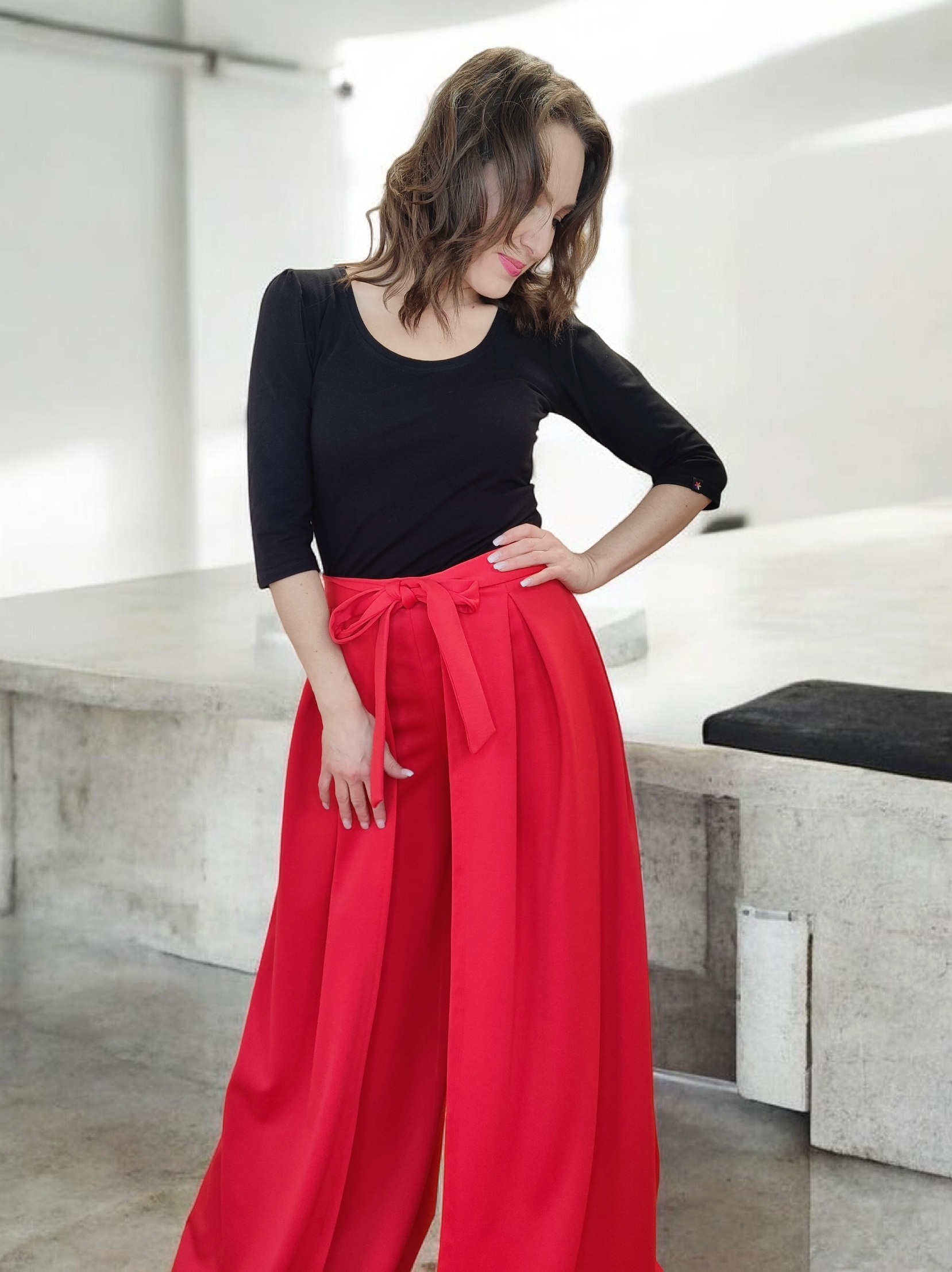 červená kalhotová sukně elegantní culottes outfit
